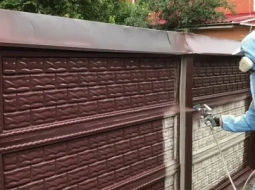 Преобразили и покрасили заборы в Костанае.