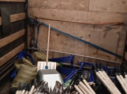 Выгрузили уборочный инвентарь